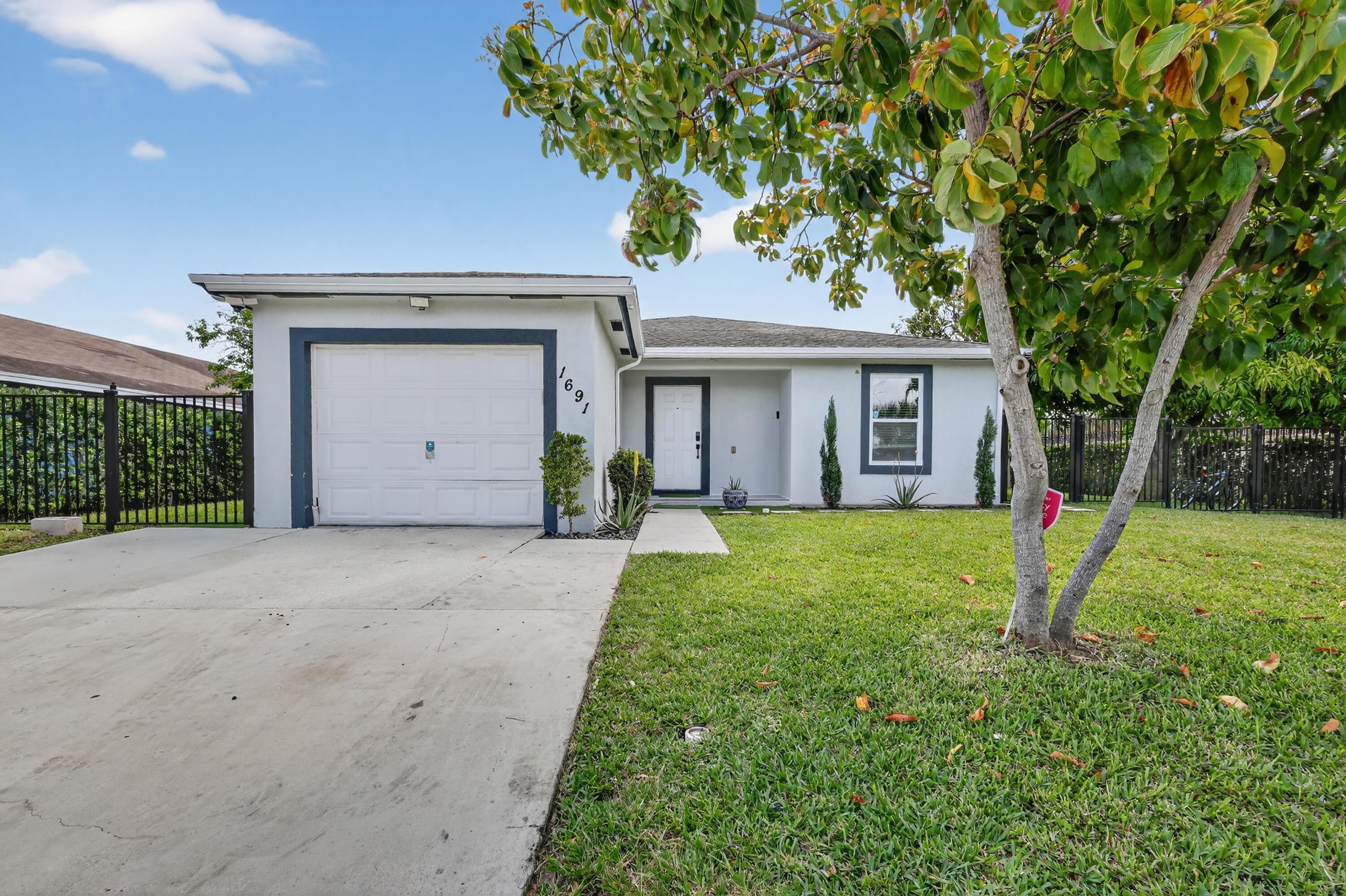 W 26th Ct, Riviera Beach, FL 33404