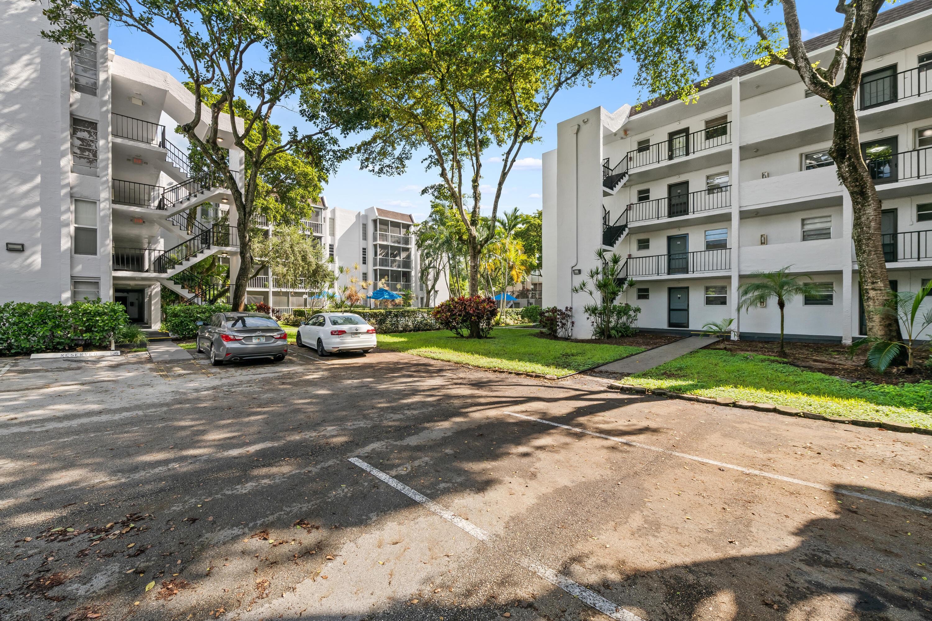 N Pine Island Rd, Plantation, FL 33324