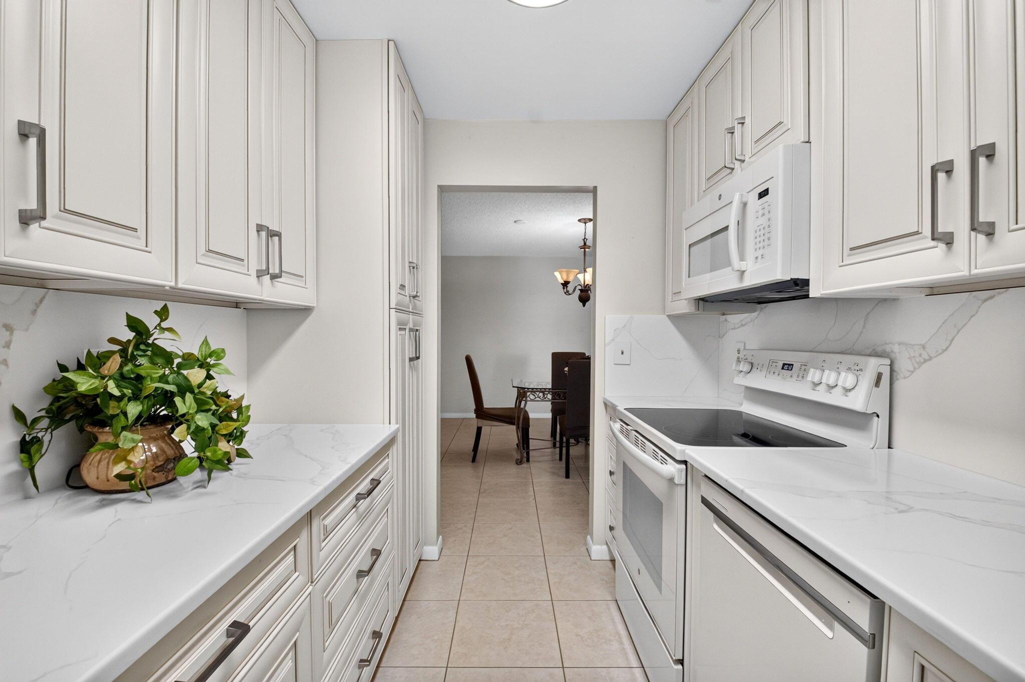 W Oakridge Cir, Lantana, FL 33462