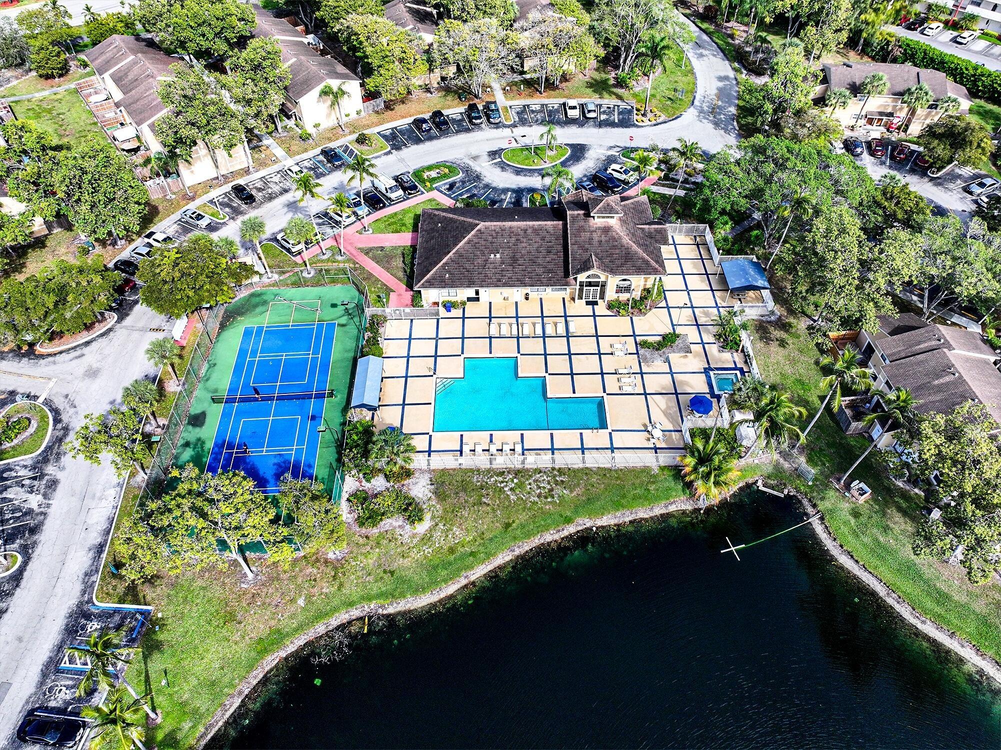 Palm Cir W, Pembroke Pines, FL 33025