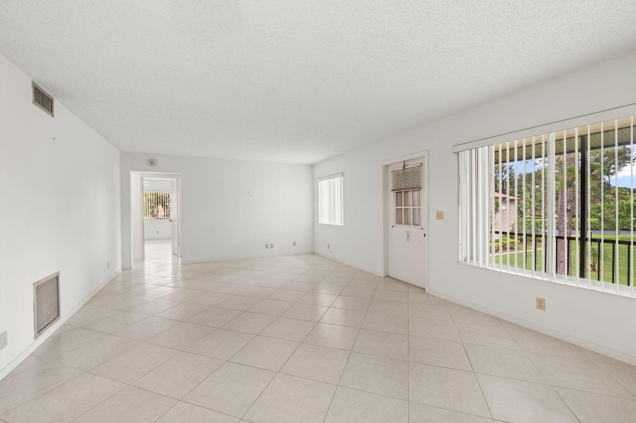 Knotty Pine Cir, Greenacres, FL 33463