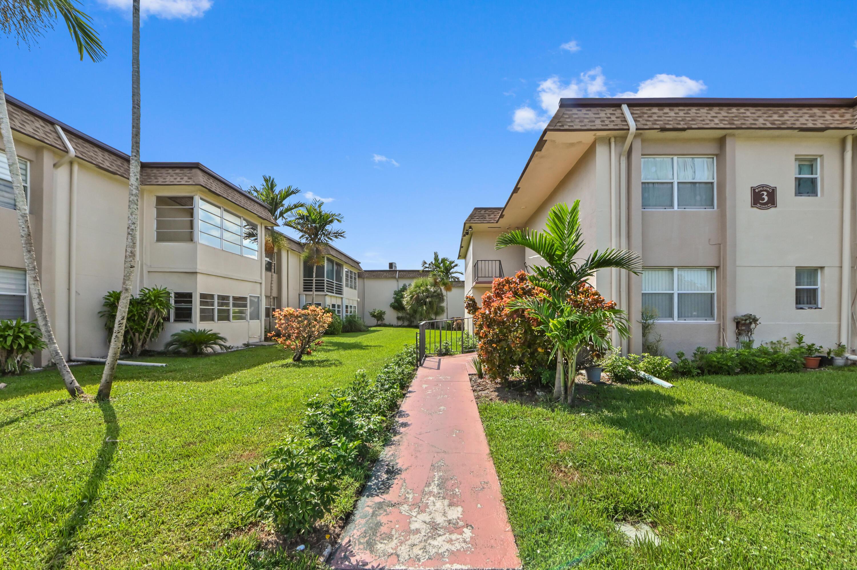 Davis Rd, Palm Springs, FL 33461