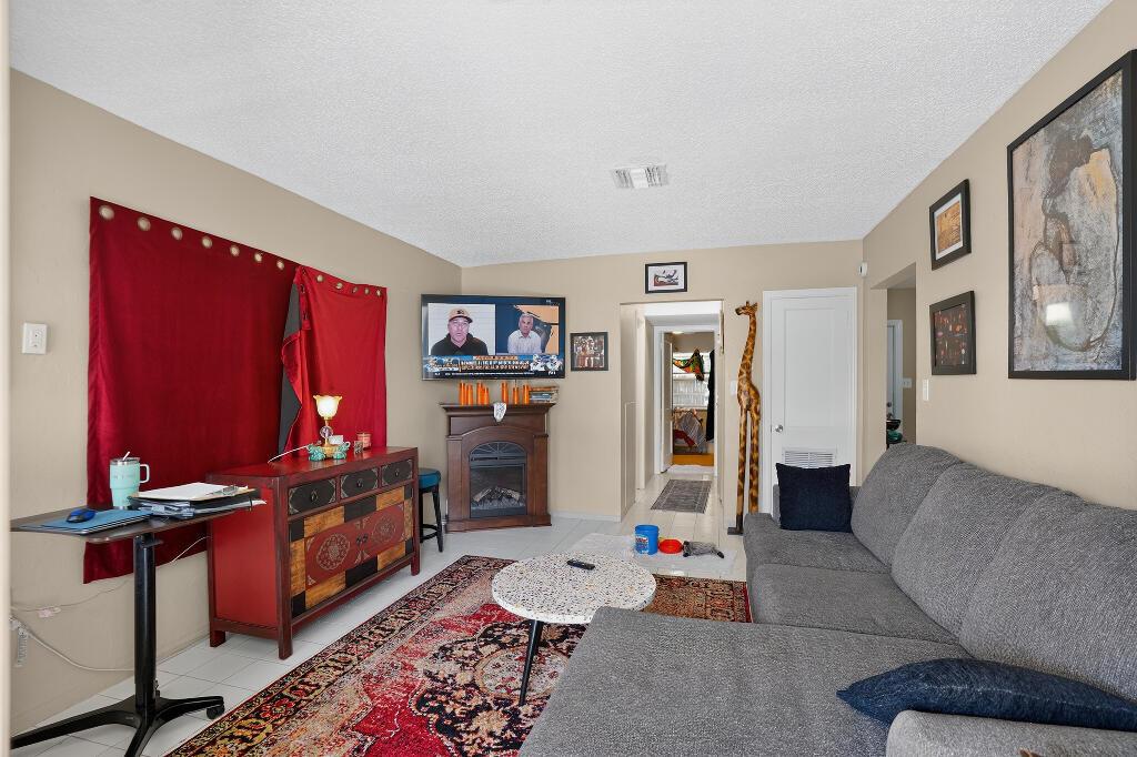 Sw 2nd Pl, Dania, FL 33004