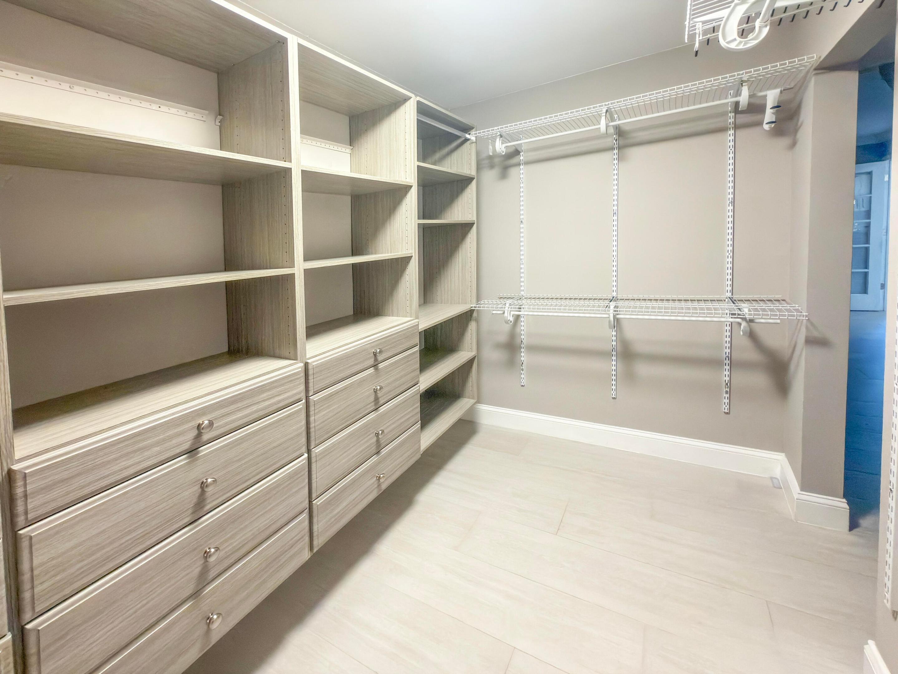 Tahiti Ln, Lake Worth, FL 33467