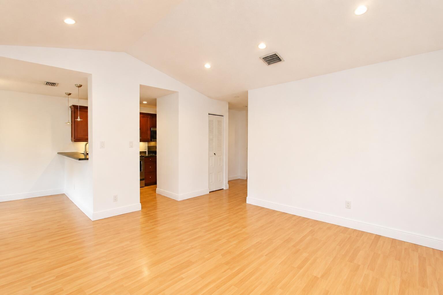 Coral Club Dr, Coral Springs, FL 33071