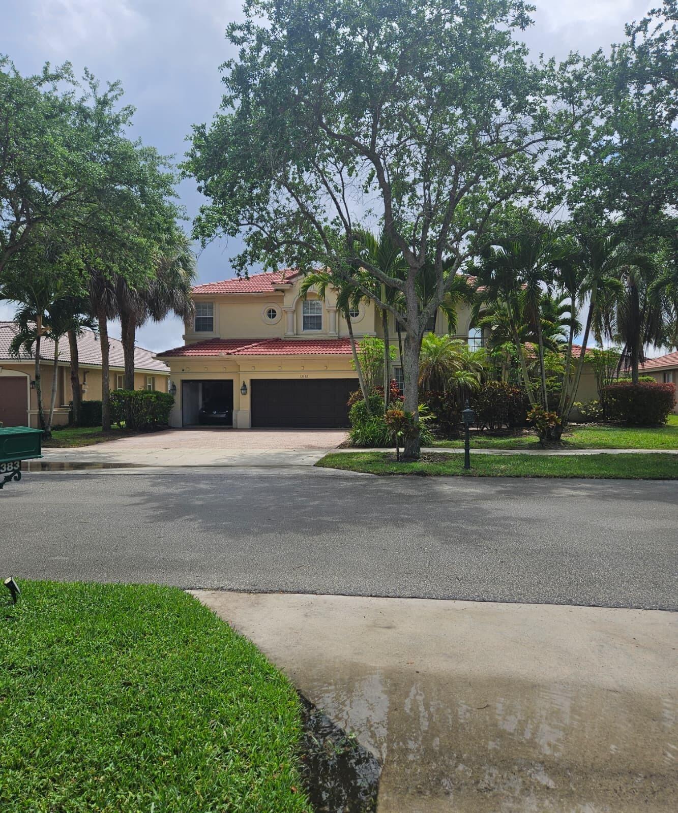 Lakepointe Cir, Cooper City, FL 33330