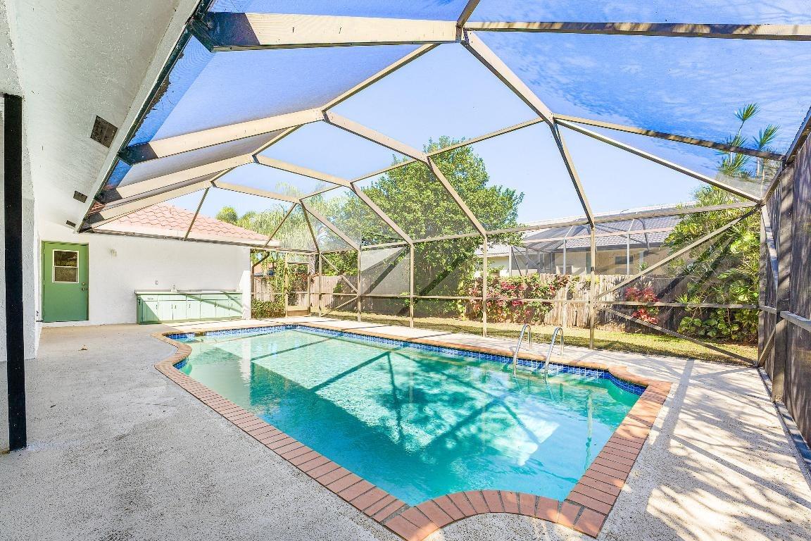 Amesbury Cir, Wellington, FL 33414