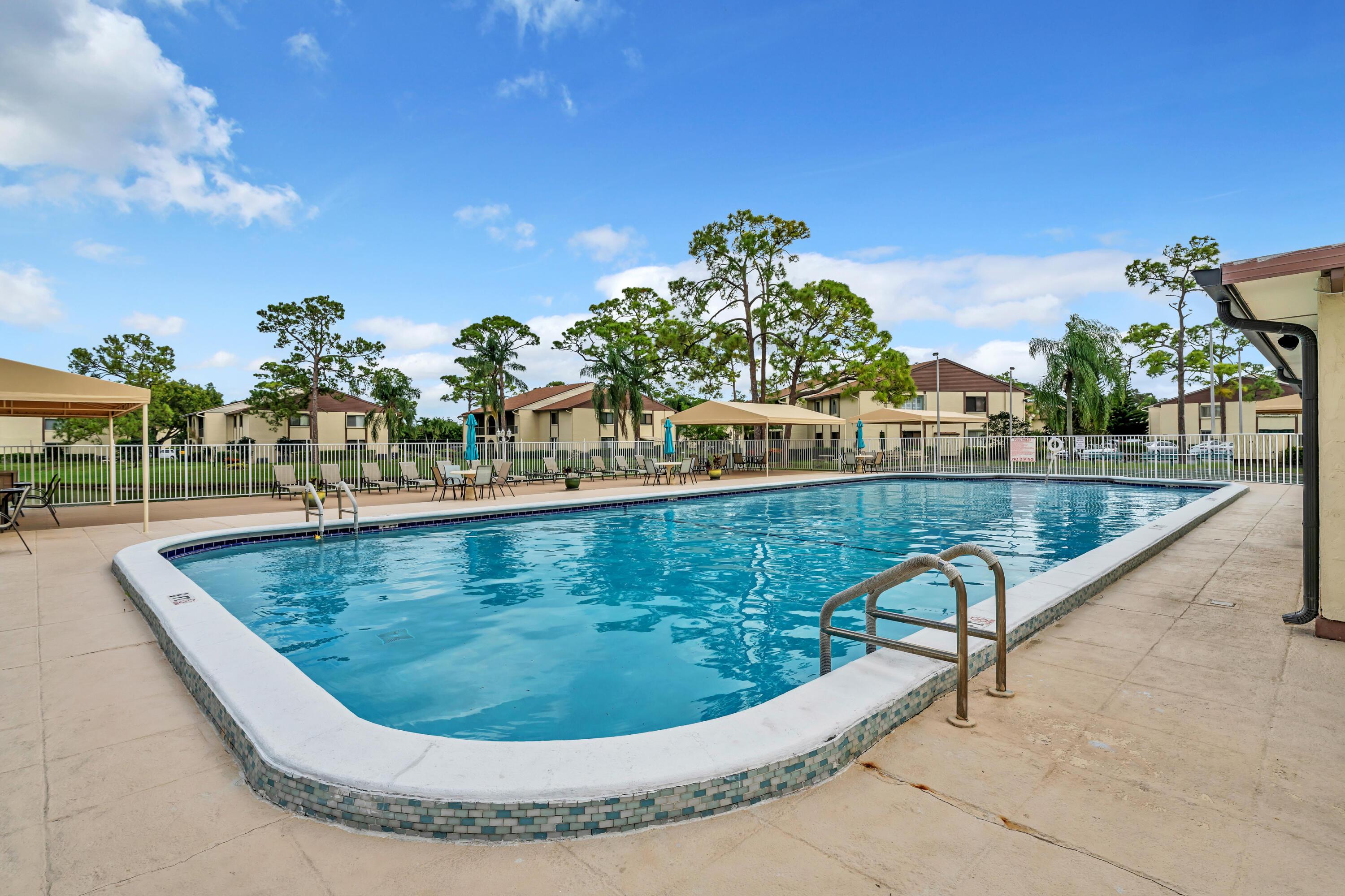 Knotty Pine Cir, Greenacres, FL 33463