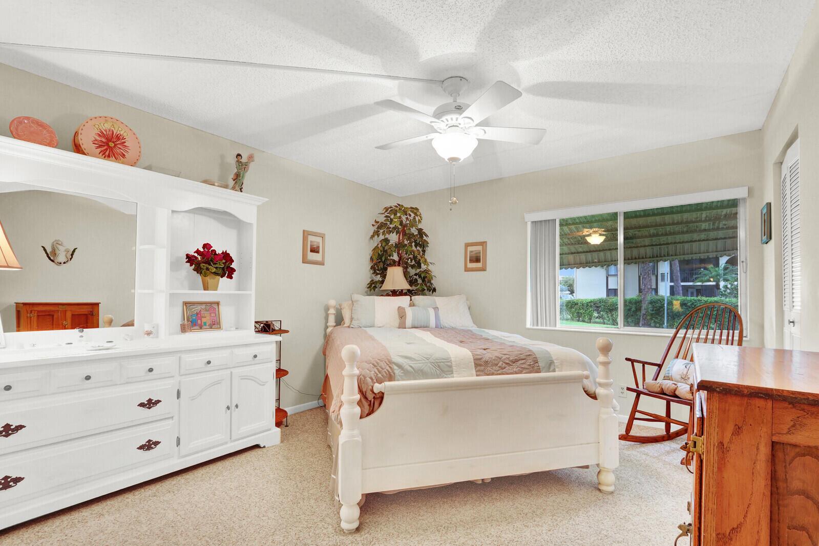 Knotty Pine Cir, Greenacres, FL 33463