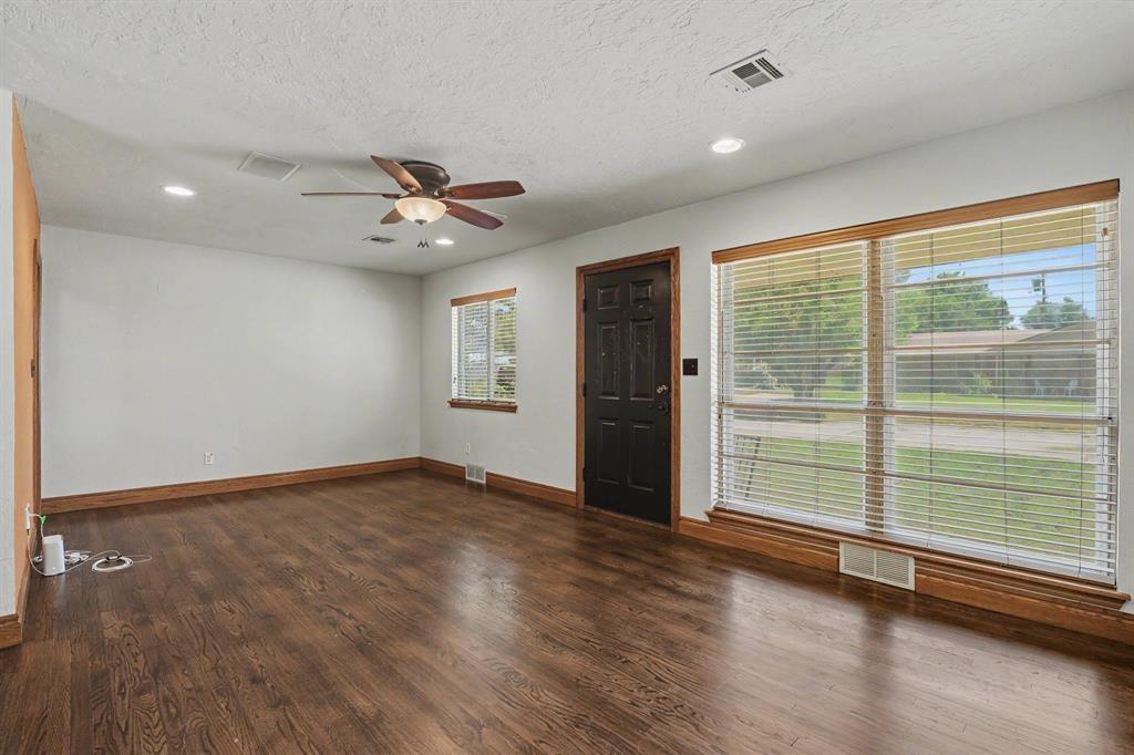 Hedge Dr, Oklahoma City, OK 73110