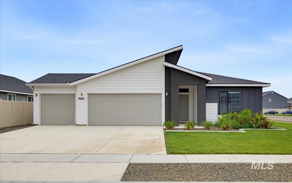E Flyway St, Nampa, ID 83687