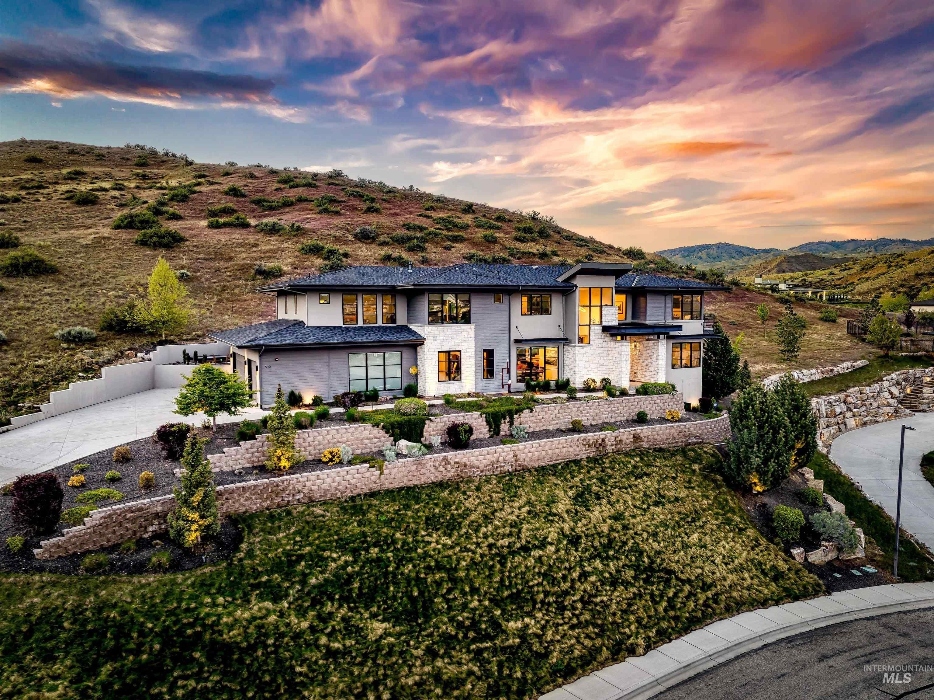 W Paso Fino Dr, Boise, ID 83702
