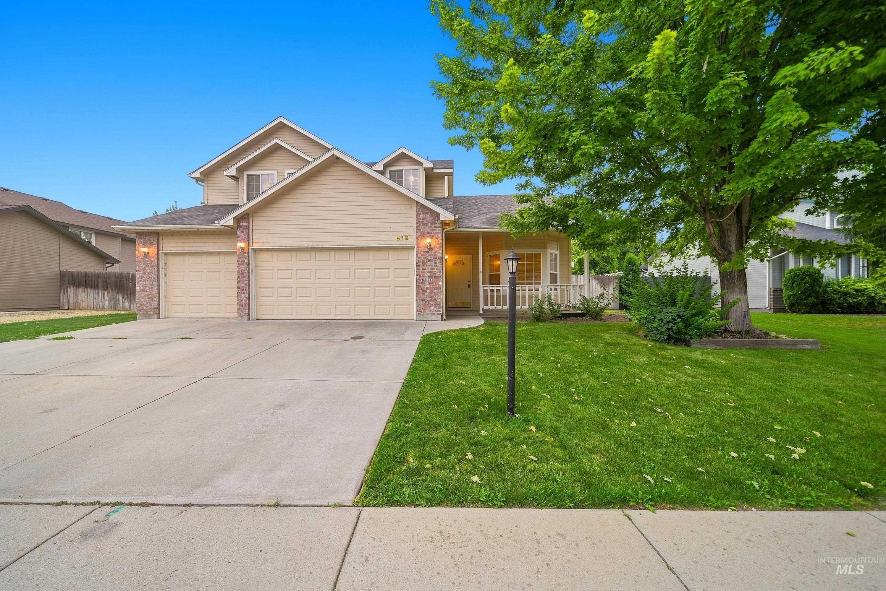 E Hawk St, Meridian, ID 83646