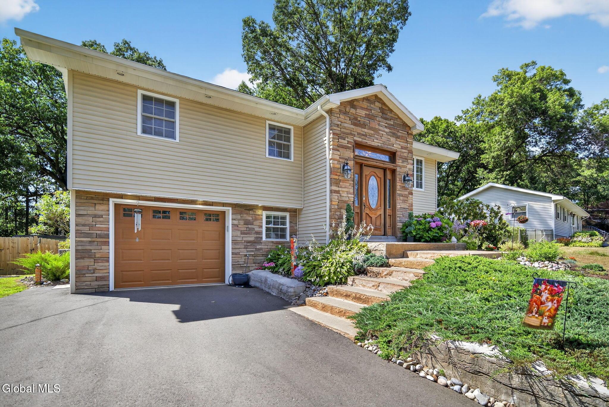 Timothy Ln, Schenectady, NY 12309