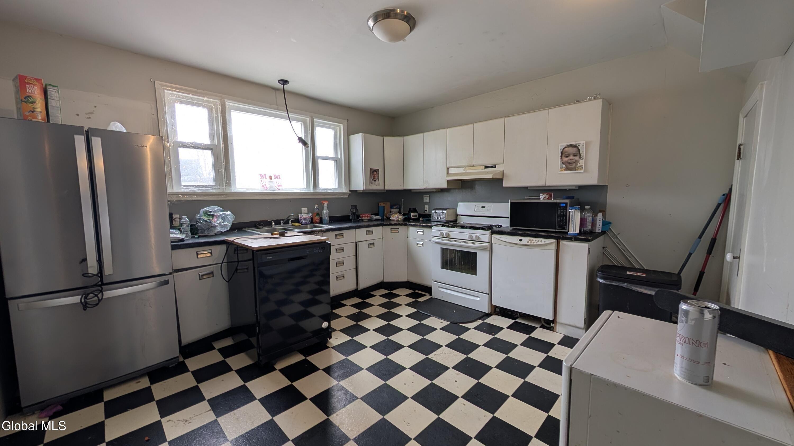 Oak St, Johnstown, NY 12095