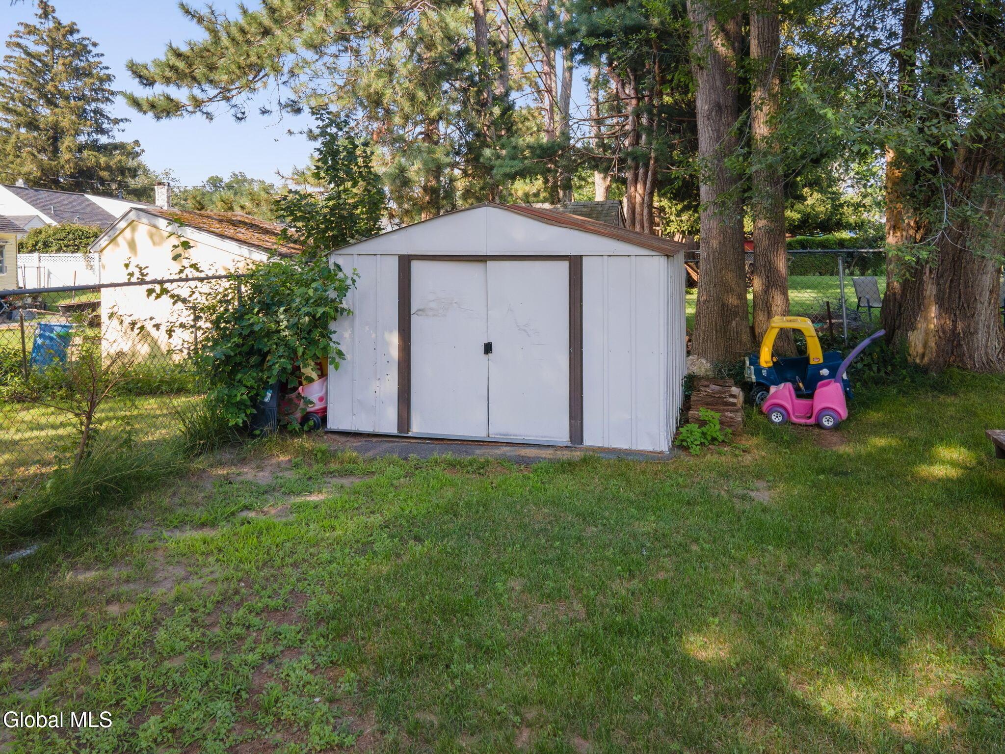 Alheim Dr, Schenectady, NY 12303