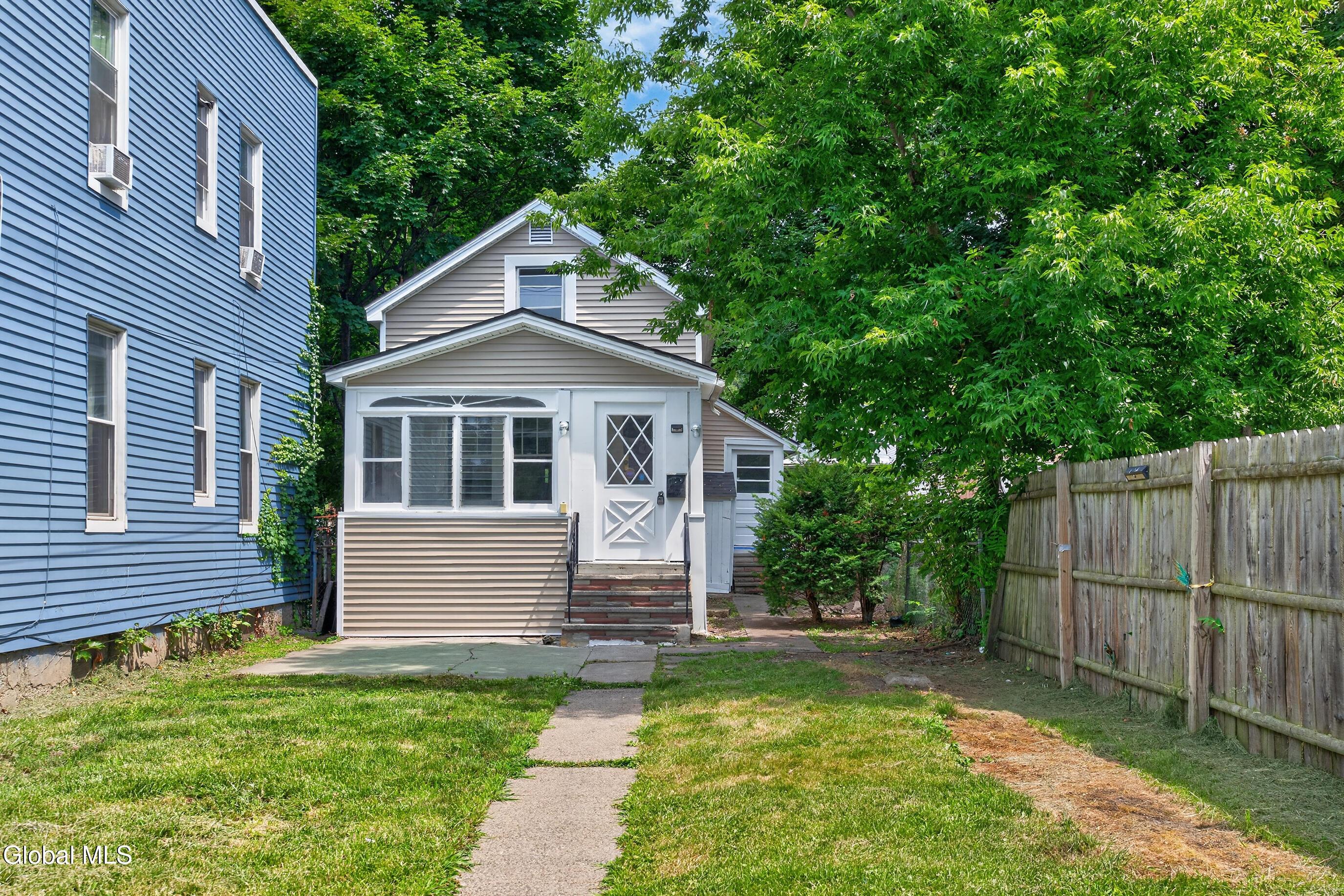 7th Ave, Troy, NY 12180