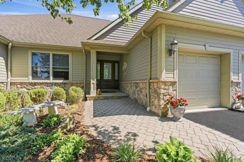 Wentworth Ct, Hamburg, NJ 07419