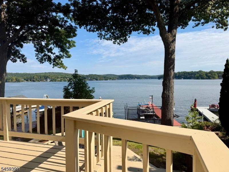 Maxim Dr, Hopatcong, NJ 07843