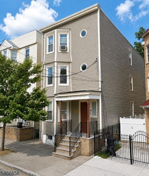 S 12th St, Newark, NJ 07107
