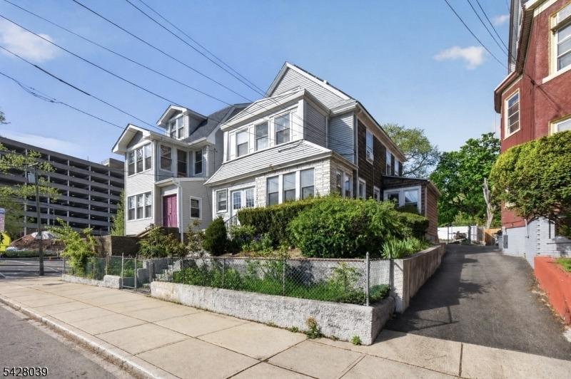 Lyons Ave, Newark, NJ 07112