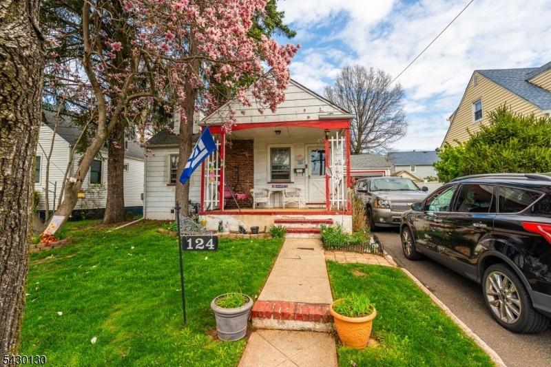 W 10th Ave, Roselle, NJ 07203