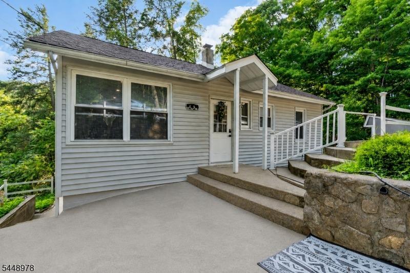 Roosevelt Ave, Oak Ridge, NJ 07438