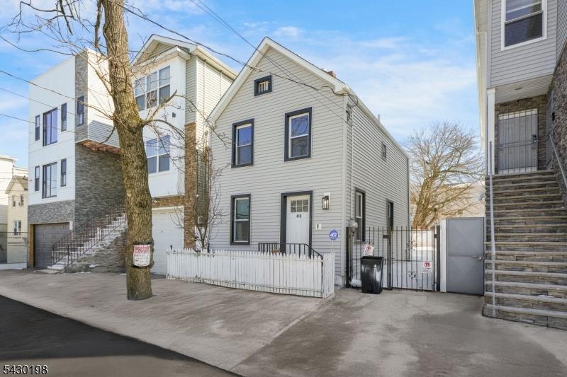 S 10th St, Newark, NJ 07103