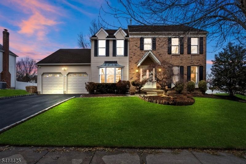 Gillian Dr, Kendall Park, NJ 08824