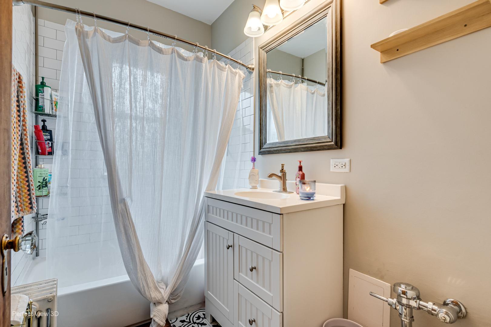 N Oakley Ave, Chicago, IL 60659