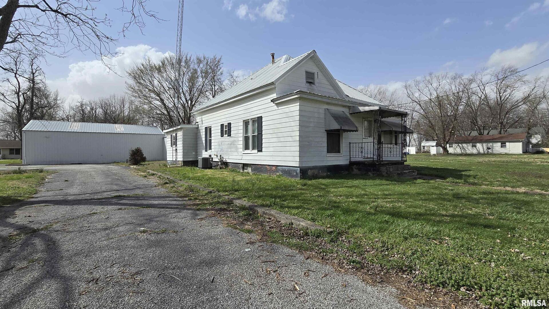 S Shaw St, Harrisburg, IL 62946