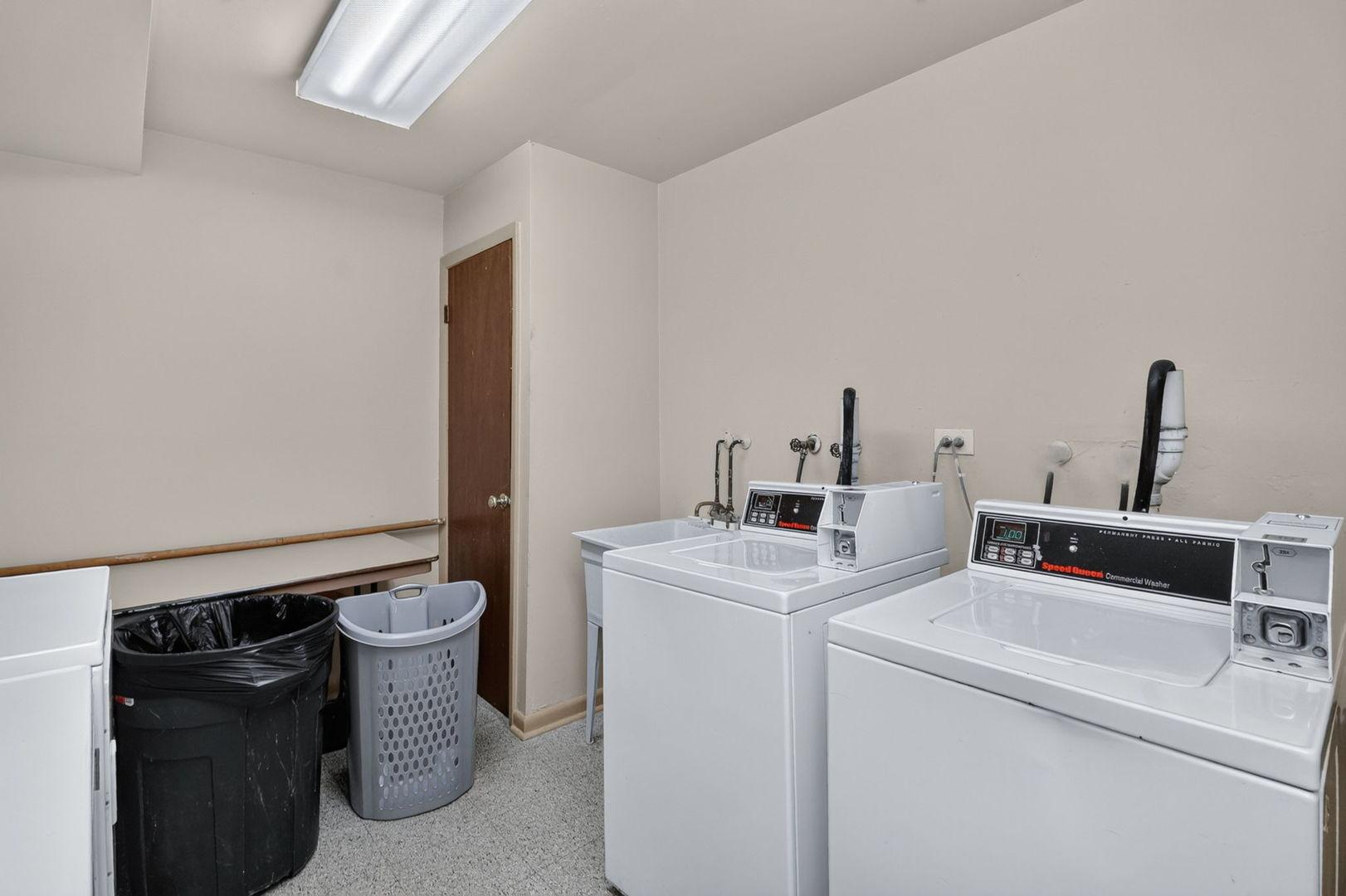 Country Club Dr, Woodridge, IL 60517