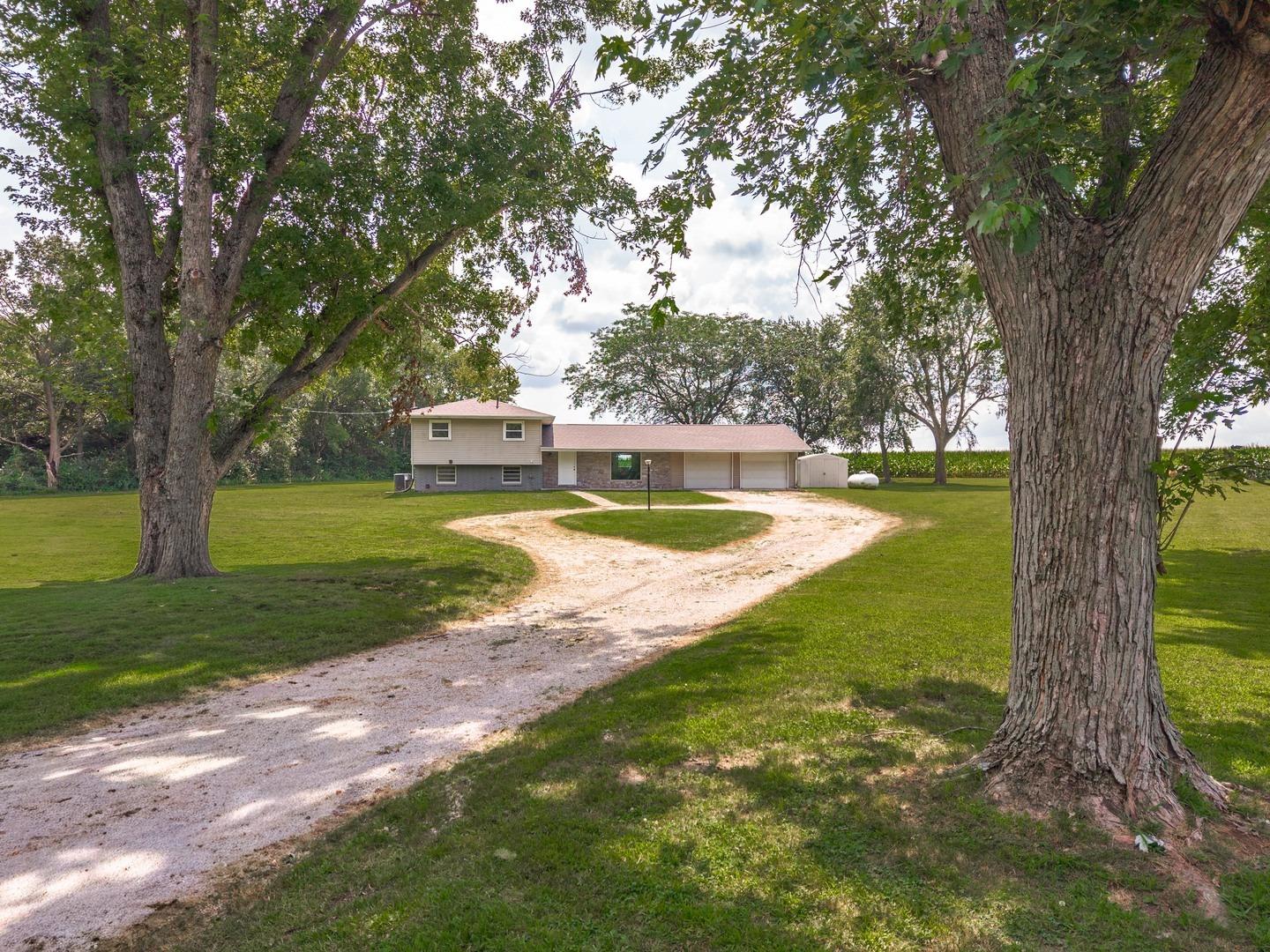 E 2550 North Rd, Hudson, IL 61748