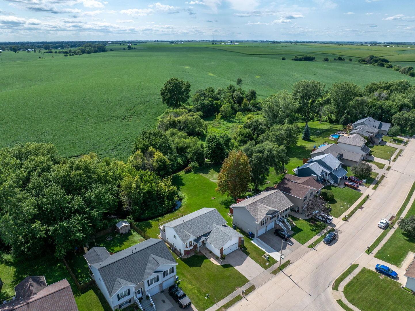 Silvercreek Dr, Davenport, IA 52806