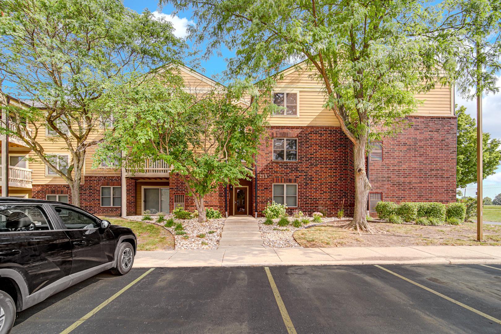 Glengarry Dr, Bloomingdale, IL 60108