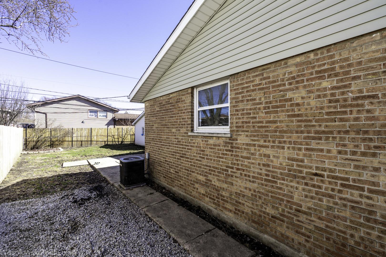 Craig Dr, Oak Forest, IL 60452