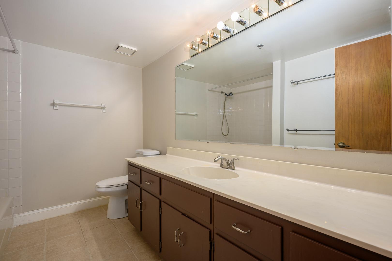 Del Prado Dr, Palos Hills, IL 60465