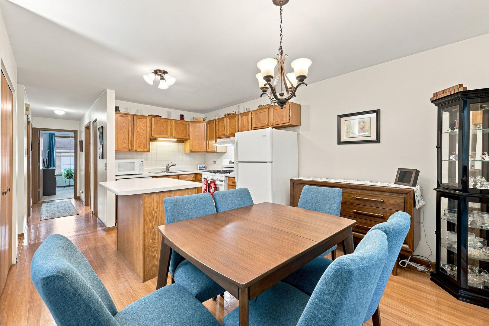 N Airlite St, Elgin, IL 60123