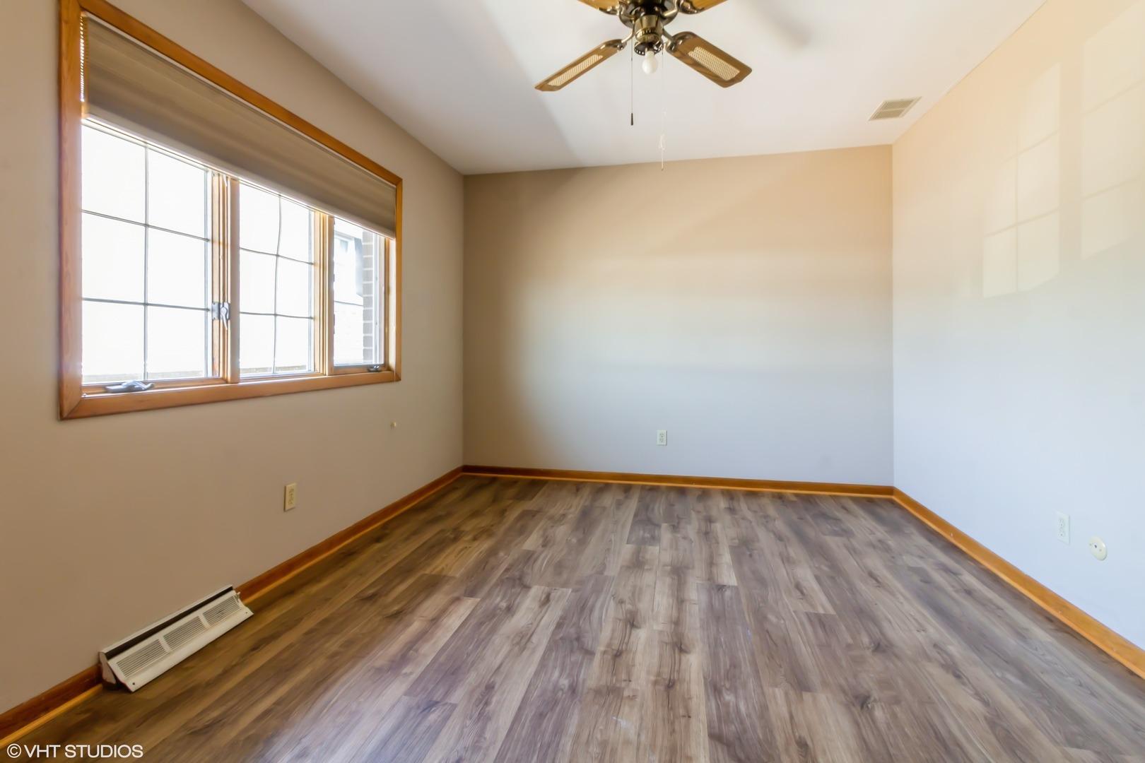 E 3rd St, Lockport, IL 60441