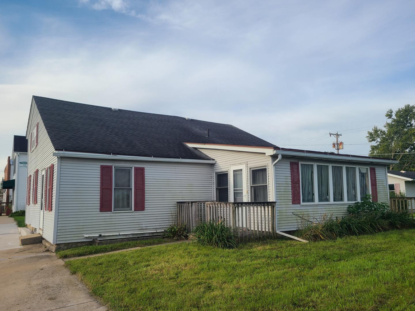 S 1st Ave, Forreston, IL 61030