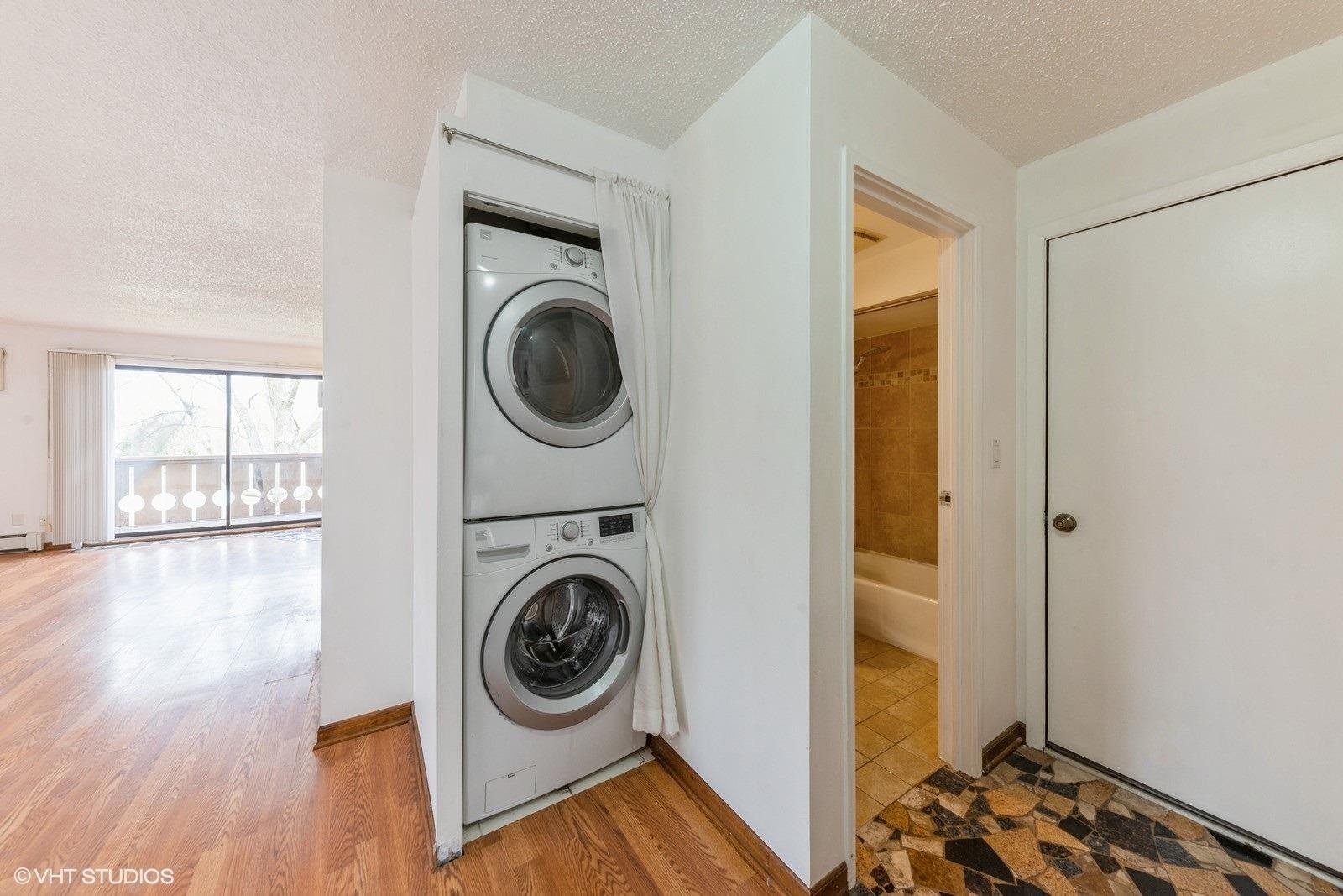 Parkside Ct, Vernon Hills, IL 60061