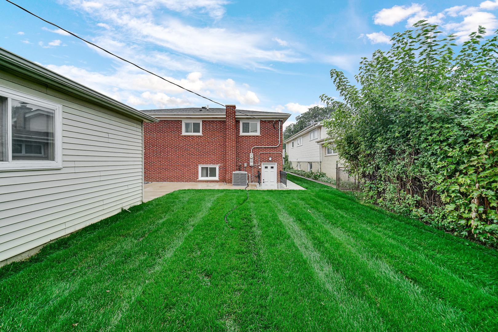 Maple St, Morton Grove, IL 60053