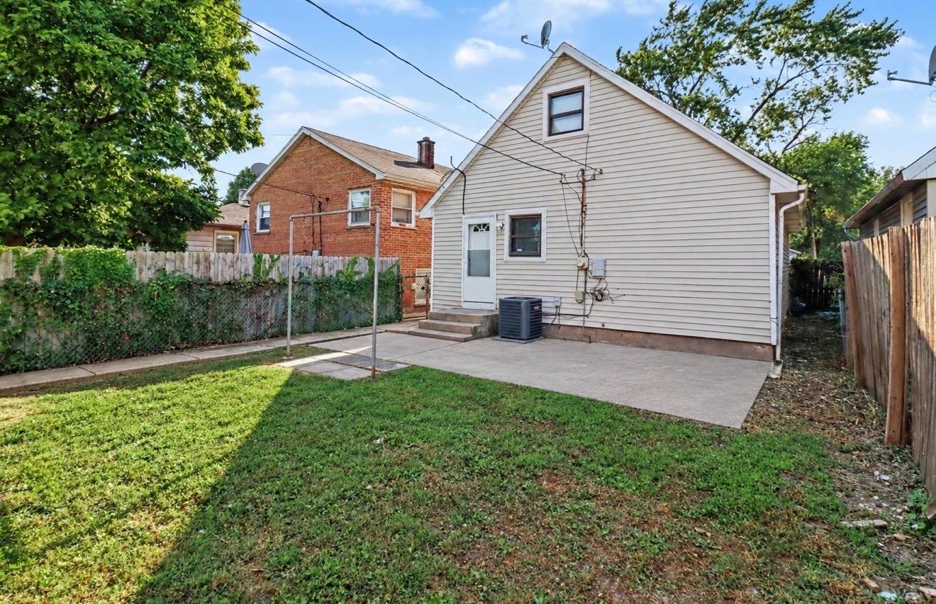 Woodbridge Ave, Harvey, IL 60426