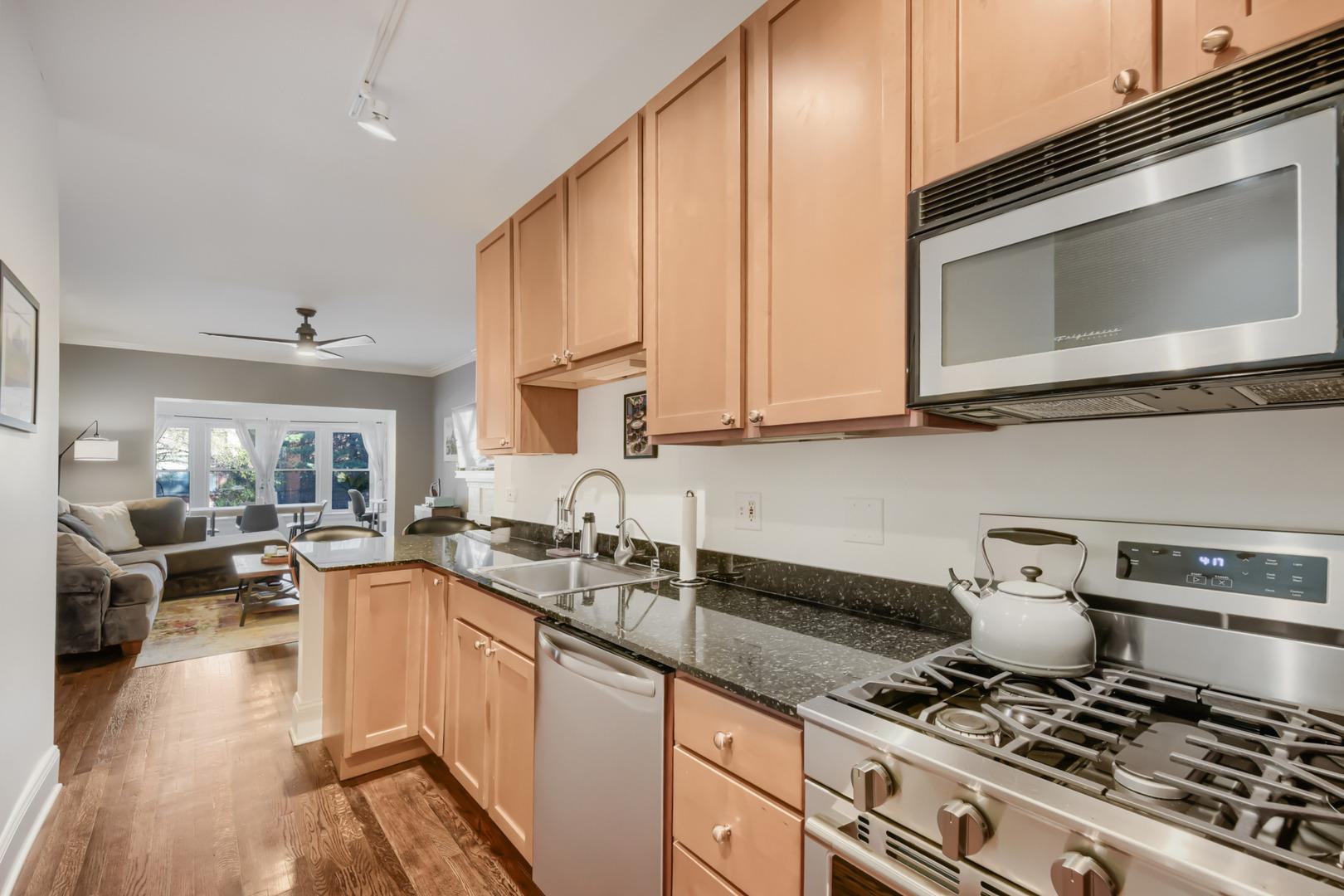 N Glenwood Ave, Chicago, IL 60640