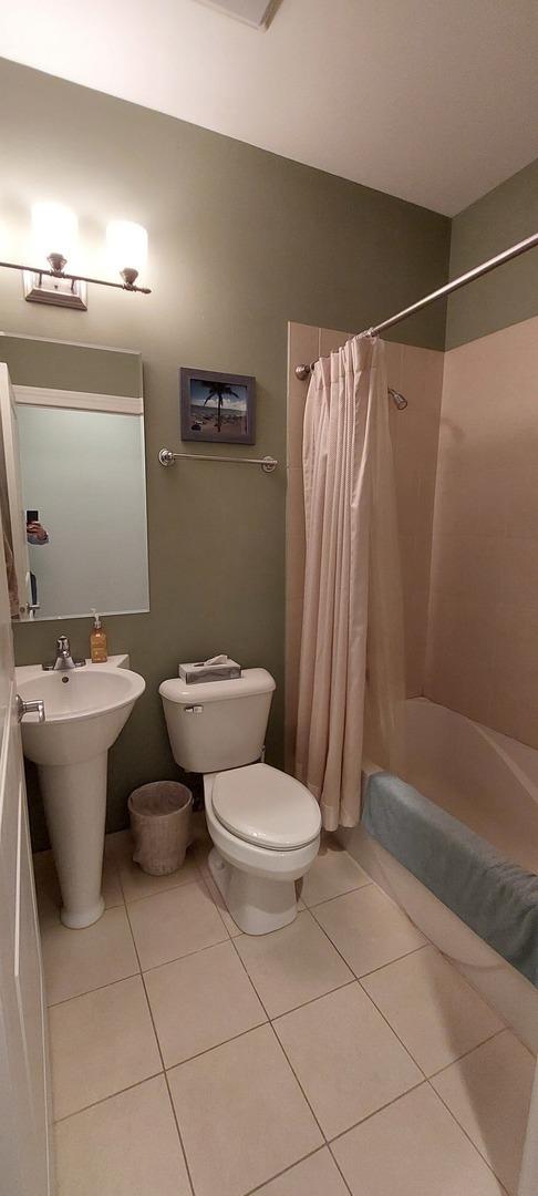 W Barry Ave, Chicago, IL 60657