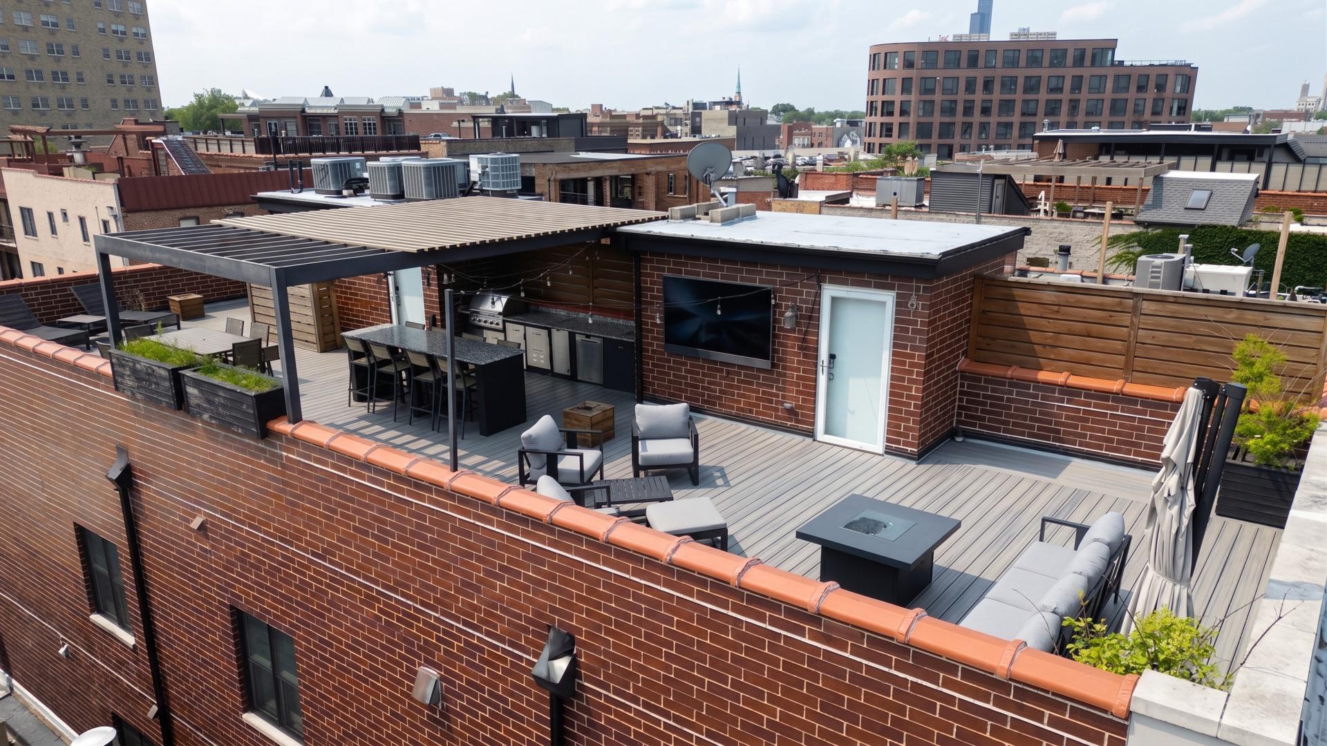 W Buckingham Pl, Chicago, IL 60657