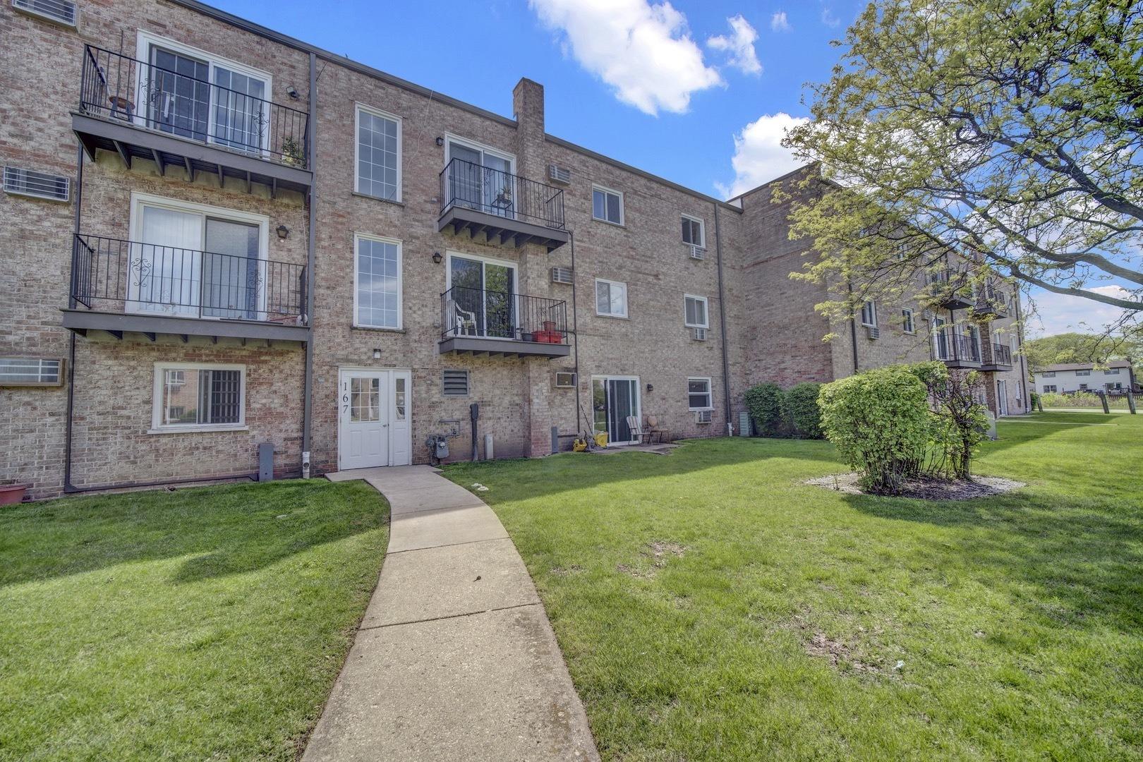 W Elk Trl, Carol Stream, IL 60188