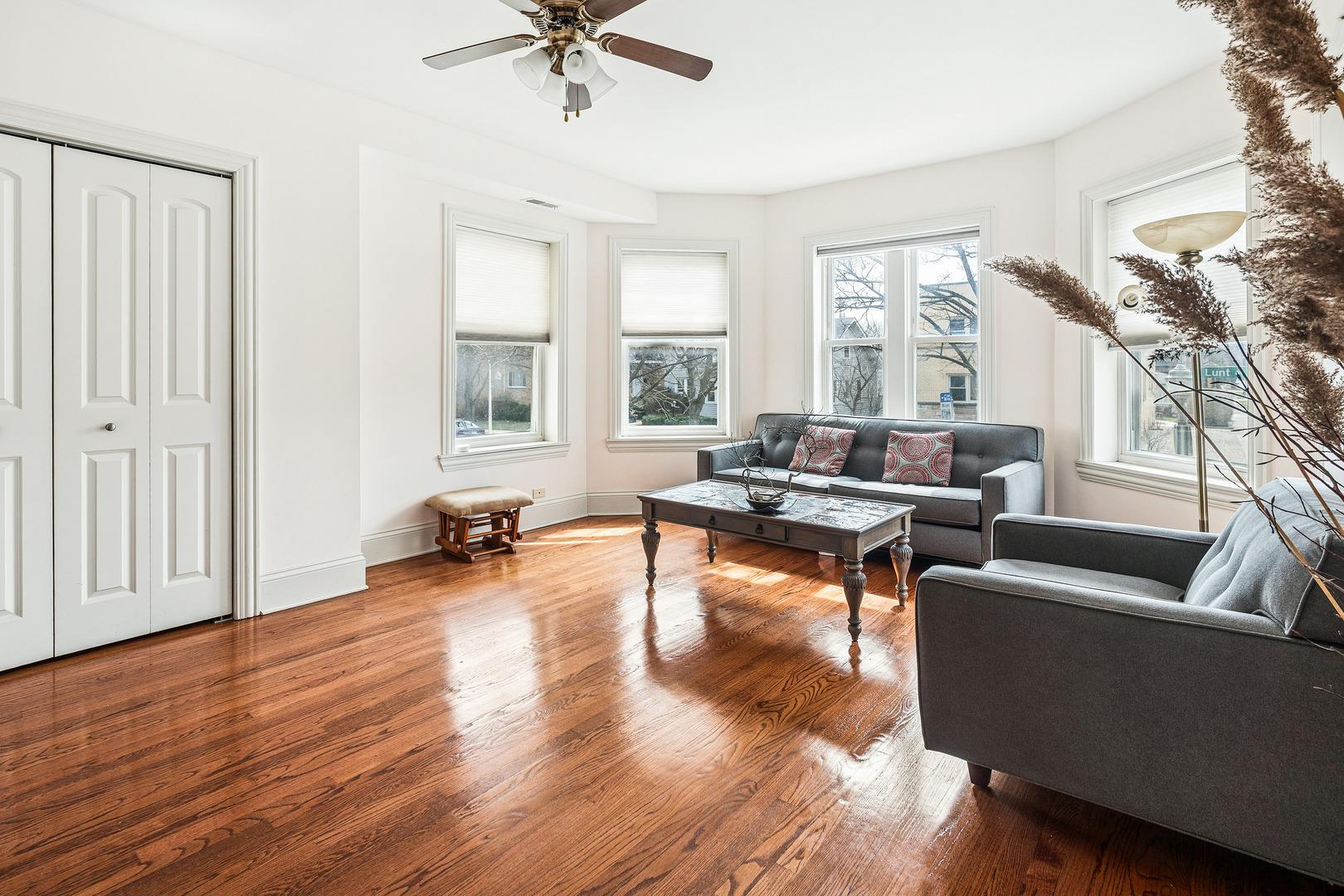 W Lunt Ave, Chicago, IL 60645