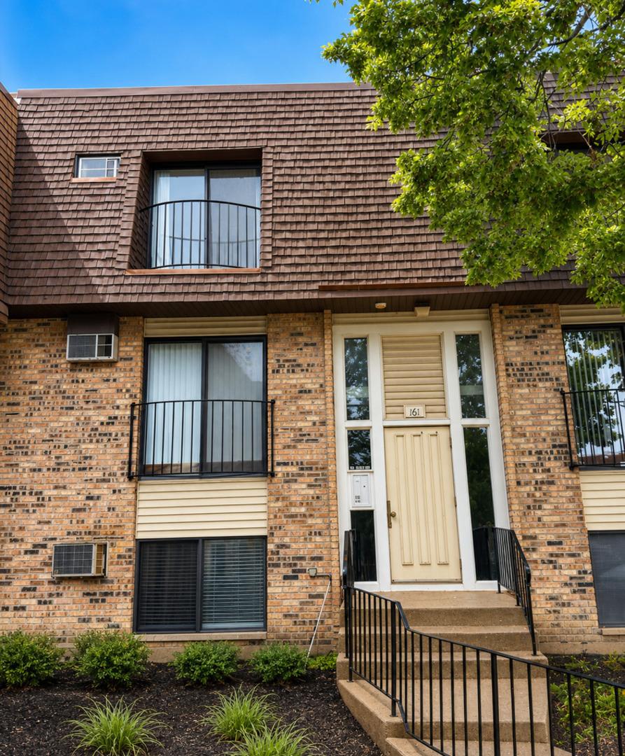 N Waters Edge Dr, Glendale Heights, IL 60139