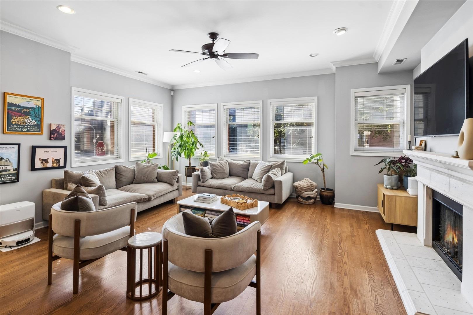 W Byron St, Chicago, IL 60613